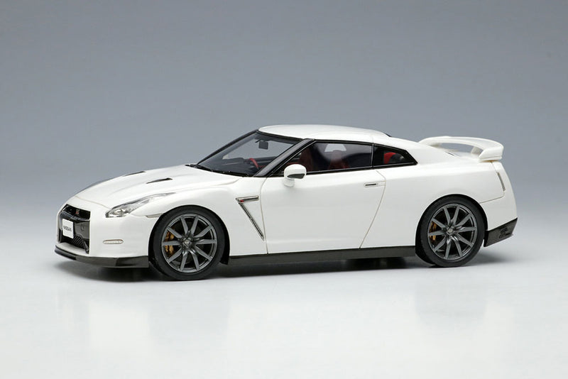 Cargue la imagen en el visor de la galería, EIDOLON EM414B Nissan GT-R 2014 (Edición Premium) Blanco Brillante Perla
