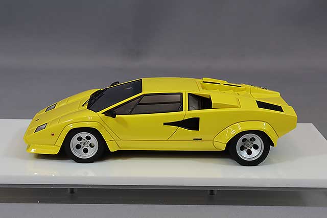 Load image into Gallery viewer, EIDOLON 1/43 Lamborghini Countach LP5000S 1982 Yellow (Black Interior)
