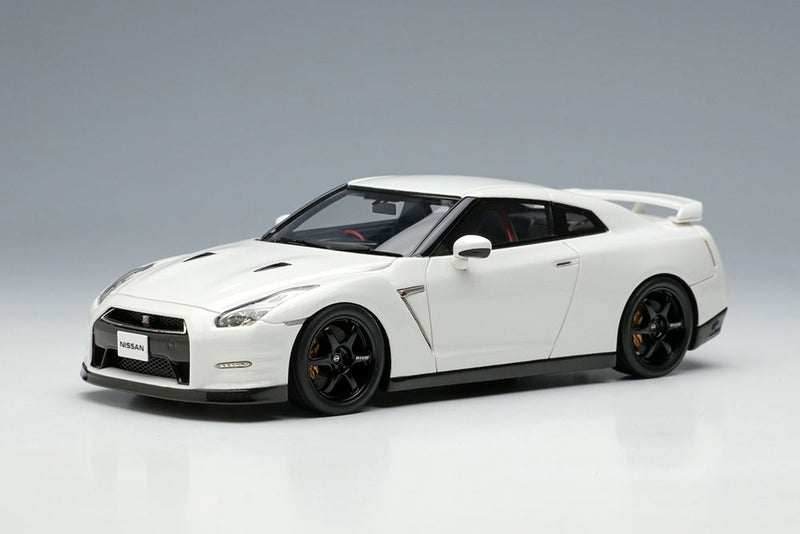 Chargez l&#39;image dans la visionneuse de la galerie, EIDOLON EM683B Nissan GT-R Track édition conçue par Nismo 2015 Brilliant White Pearl Limited 50pcs
