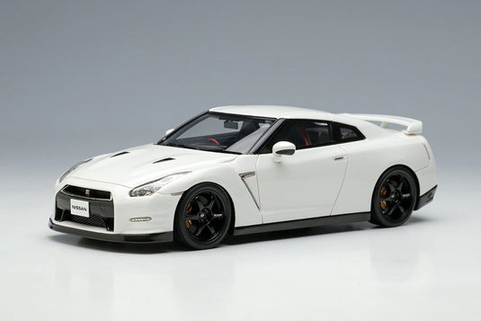 EIDOLON EM683B Nissan GT-R Track édition conçue par Nismo 2015 Brilliant White Pearl Limited 50pcs