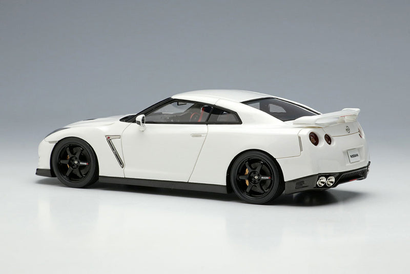 Chargez l&#39;image dans la visionneuse de la galerie, EIDOLON EM683B Nissan GT-R Track édition conçue par Nismo 2015 Brilliant White Pearl Limited 50pcs
