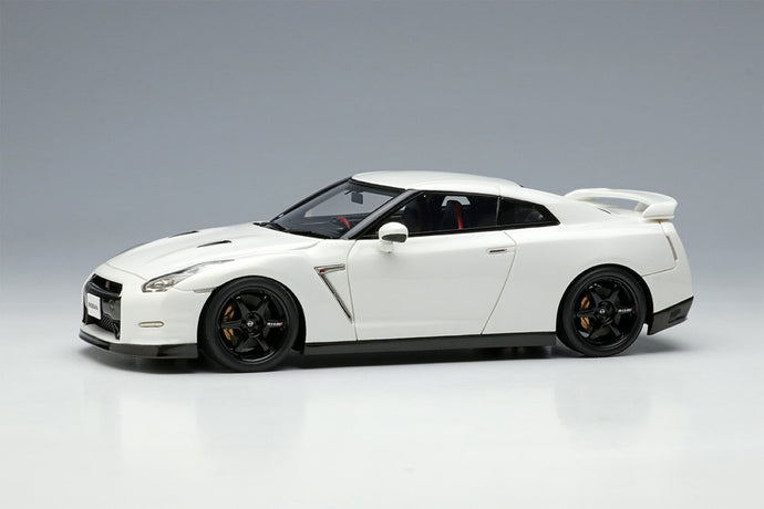 EIDOLON EM683B Nissan GT-R Edición de pista diseñada por Nismo 2015 Brilliant White Pearl Limited 50 piezas