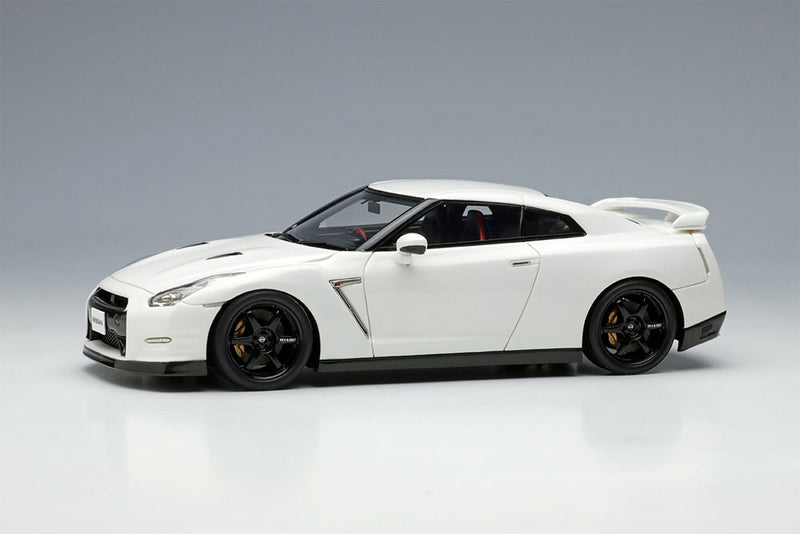 Chargez l&#39;image dans la visionneuse de la galerie, EIDOLON EM683B Nissan GT-R Track édition conçue par Nismo 2015 Brilliant White Pearl Limited 50pcs
