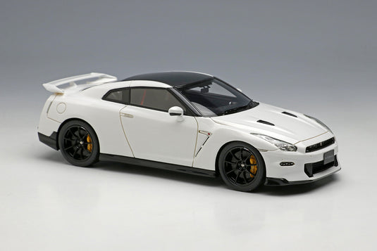 EIDOLON EM696C Nissan GT-R Track édition conçue par Nismo T-spec 2024 Brilliant White Pearl Limited 50pcs 1/43