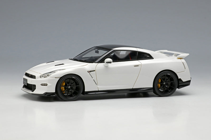 Cargue la imagen en el visor de la galería, EIDOLON EM696C Nissan GT-R Edición de pista diseñada por Nismo T-spec 2024 Brilliant White Pearl Limited 50 piezas 1/43
