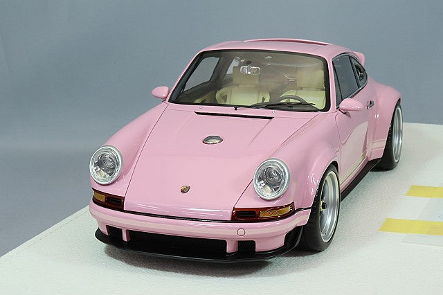 Cargue la imagen en el visor de la galería, EIDOLON 1/18 Singer 911 DLS 2022 Pink
