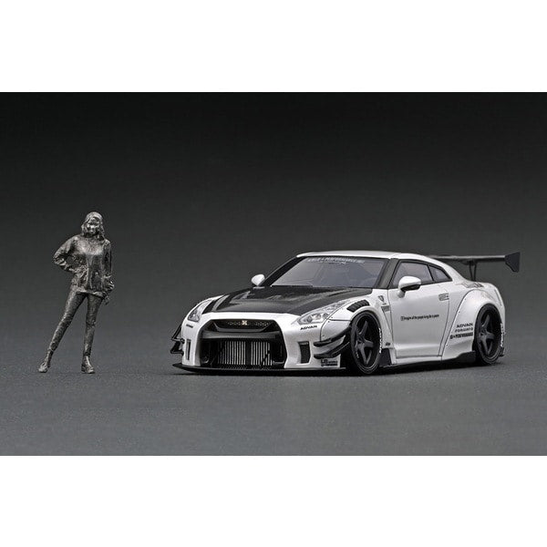 Chargez l&#39;image dans la visionneuse de la galerie, Modèle d&#39;allumage IG2553 1/43 LB Works Nissan GT-RR35 Type 2 Blanc avec Mme Chisaki Kato [Résine moulée]
