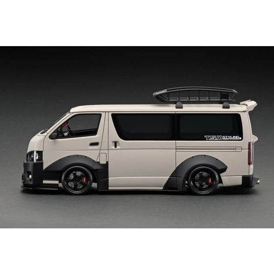 Modèle d'allumage IG2811 1/18 T･S･D WORKS HIACE Beige Sable Mat avec Barres de Toit [Moulée en Résine]