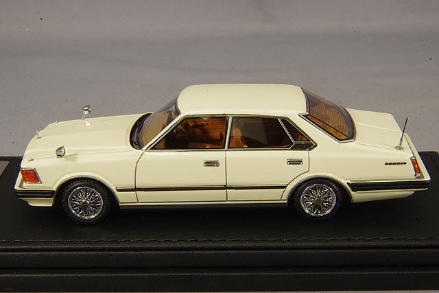 Cargue la imagen en el visor de la galería, Modelo de encendido 1/43 Nissan Cedric (P430) 4Dr Hardtop 280E Brougham White con ruedas de malla de alambre de 14 pulgadas IG1452
