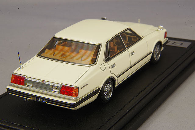 Chargez l&#39;image dans la visionneuse de la galerie, modèle d&#39;allumage 1/43 Nissan Cedric (P430) 4Dr Hardtop 280E Brougham blanc avec roues en treillis métallique de 14 poucesIG1452
