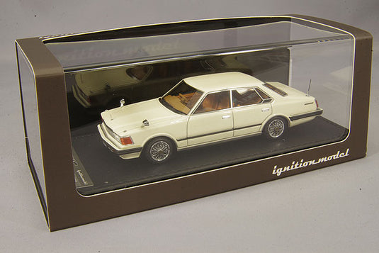 Modelo de encendido 1/43 Nissan Cedric (P430) 4Dr Hardtop 280E Brougham White con ruedas de malla de alambre de 14 pulgadas IG1452