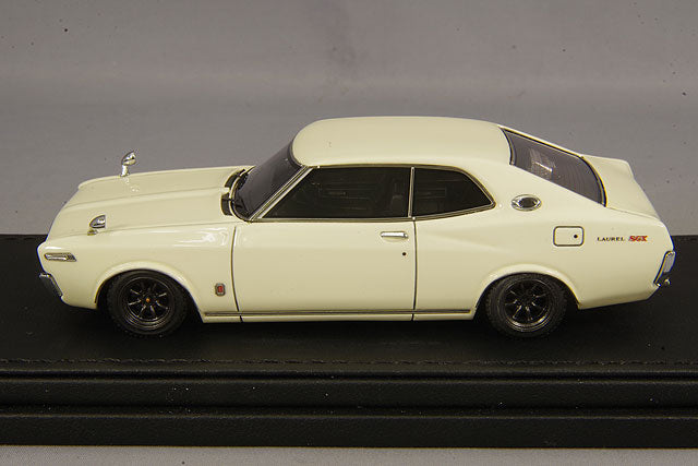 Cargue la imagen en el visor de la galería, Modelo de encendido 1/43 Nissan Laurel 2000SGX C130 Blanco con ruedas RS Watanabe de 14 pulgadas (Gunmetal) IG1905
