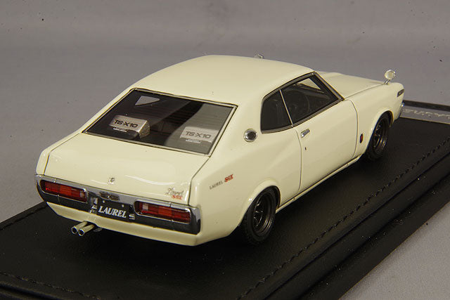 Cargue la imagen en el visor de la galería, Modelo de encendido 1/43 Nissan Laurel 2000SGX C130 Blanco con ruedas RS Watanabe de 14 pulgadas (Gunmetal) IG1905
