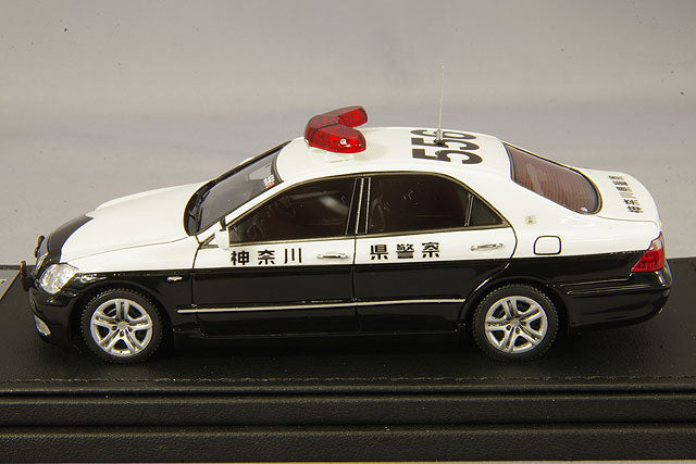 Laden Sie das Bild in Galerie -Viewer, ignition model 1/43 Toyota Crown (GRS180) Kanagawa Prefectural Police Highway Traffic Police Team 556 with Genuine 16-inch Wheels (Wheel Covers: Silver)IG2097
