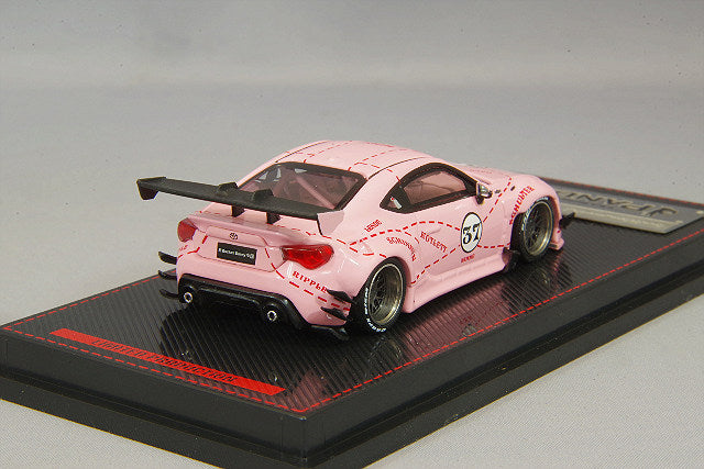 Cargue la imagen en el visor de la galería, modelo de encendido 1/64 Pandem Toyota 86 V3 Rosa con ruedas 6666 de 18 pulgadas (polaco/bronce) IG2406
