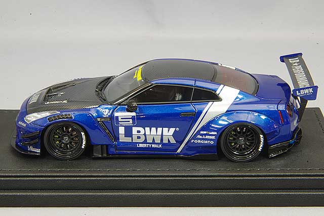 Cargue la imagen en el visor de la galería, modelo de encendido 1/43 LB-WORKS Nissan GT-R R35 Tipo 2 Azul con Capó de Carbono y Ruedas LD97LD-12 de 20 pulgadas (Negro Mate) IG2551
