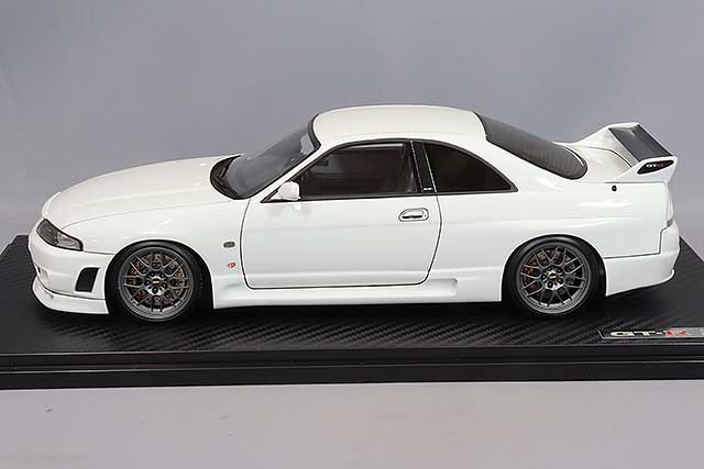 Cargue la imagen en el visor de la galería, Modelo de encendido 1/18 Nissan Skyline GT-R (BCNR33) Blanco con ruedas BBS RG-R de 18 pulgadas (Gunmetal) IG2684
