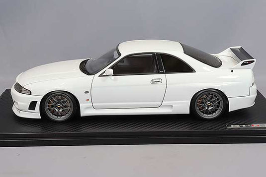 Modelo de encendido 1/18 Nissan Skyline GT-R (BCNR33) Blanco con ruedas BBS RG-R de 18 pulgadas (Gunmetal) IG2684