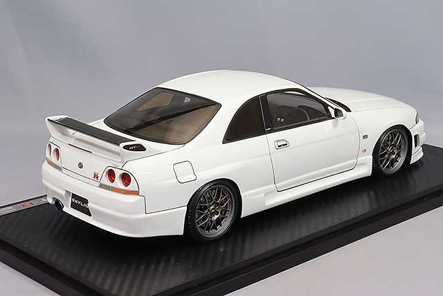 Chargez l&#39;image dans la visionneuse de la galerie, modèle d&#39;allumage 1/18 Nissan Skyline GT-R (BCNR33) Blanc avec roues BBS RG-R 18 pouces (Gunmetal) IG2684
