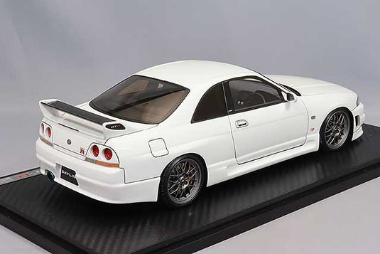 Modelo de encendido 1/18 Nissan Skyline GT-R (BCNR33) Blanco con ruedas BBS RG-R de 18 pulgadas (Gunmetal) IG2684