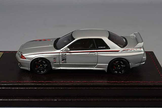 Cargue la imagen en el visor de la galería, Modelo de encendido 1/64 Nissan Skyline GT-R Nismo (R32) Plata con ruedas Nismo LMGT4 de 18 pulgadas (Negro) IG2687
