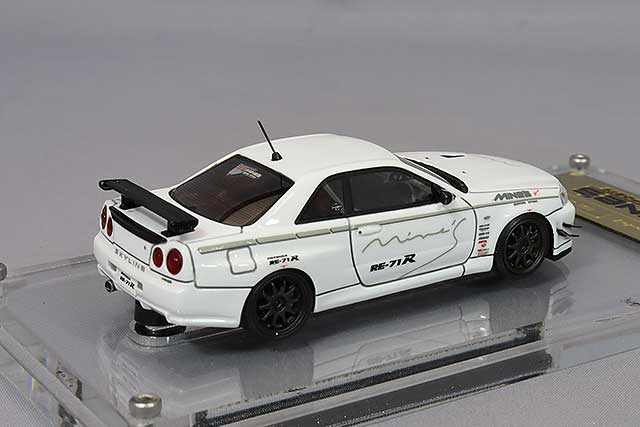 Cargue la imagen en el visor de la galería, Modelo de encendido 1/64 Nissan Skyline GT-R Mine&#39;s (R34) Blanco con ruedas CE28N de 18 pulgadas (Bronce) IG2722
