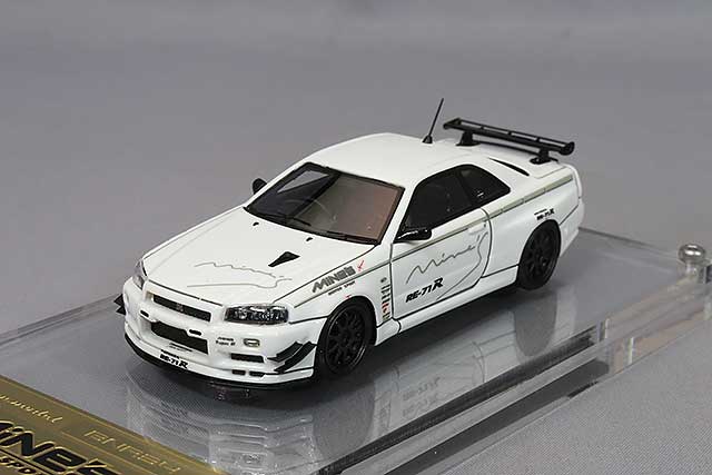 Cargue la imagen en el visor de la galería, Modelo de encendido 1/64 Nissan Skyline GT-R Mine&#39;s (R34) Blanco con ruedas CE28N de 18 pulgadas (Bronce) IG2722
