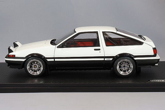 Modelo de encendido 1/18 Toyota Sprinter Trueno 3Dr GT Apex (AE86) Blanco/Negro con ruedas Hayashi Street de 15 pulgadas IG2791