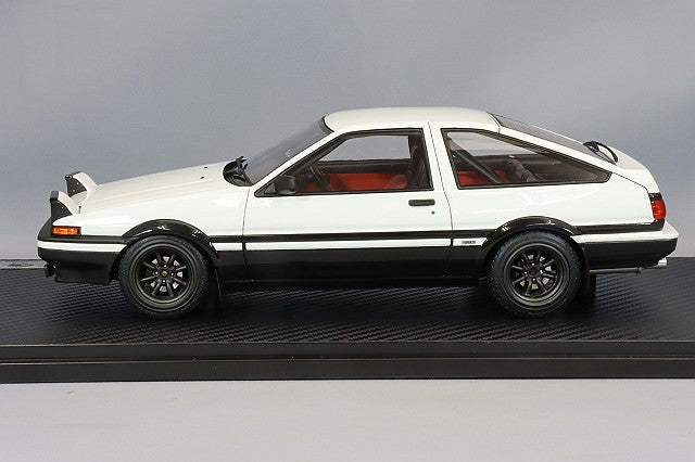 Cargue la imagen en el visor de la galería, Modelo de encendido 1/18 Toyota Sprinter Trueno 3Dr GT Apex (AE86) Blanco/Negro Inicial D Takumi FujiwaraIG2871
