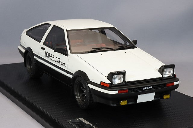 Cargue la imagen en el visor de la galería, Modelo de encendido 1/18 Toyota Sprinter Trueno 3Dr GT Apex (AE86) Blanco/Negro Inicial D Takumi FujiwaraIG2871
