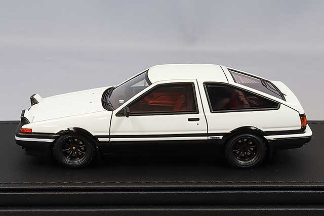 Cargue la imagen en el visor de la galería, Modelo de encendido 1/43 Inicial D Toyota Sprinter Trueno 3Dr GT Apex (AE86) Blanco/NegroIG2875
