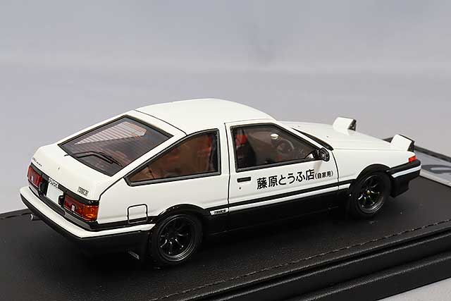 Cargue la imagen en el visor de la galería, Modelo de encendido 1/43 Inicial D Toyota Sprinter Trueno 3Dr GT Apex (AE86) Blanco/NegroIG2875
