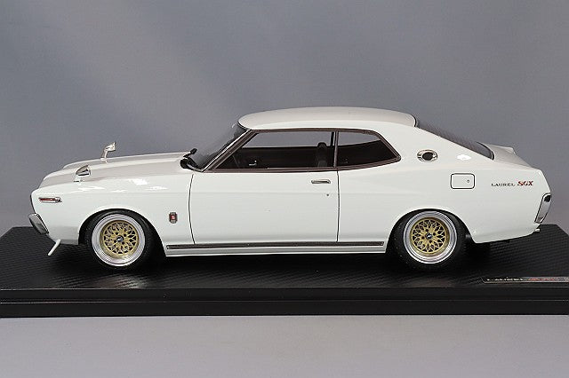 Chargez l&#39;image dans la visionneuse de la galerie, modèle d&#39;allumage 1/18 Nissan Laurel 2000SGX (C130) blanc avec roues Growster 15 pouces (argent/or) IG3010
