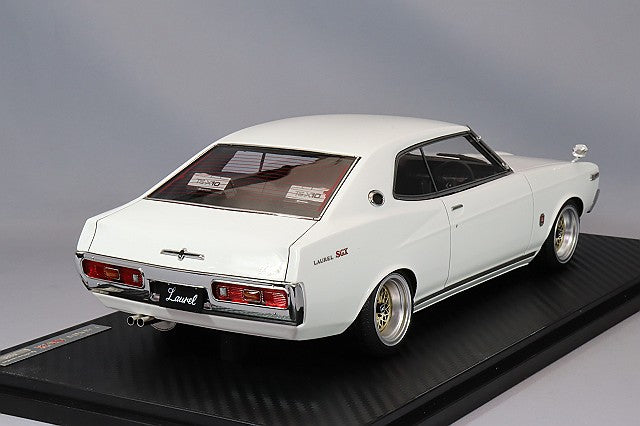 Cargue la imagen en el visor de la galería, Modelo de encendido 1/18 Nissan Laurel 2000SGX (C130) Blanco con ruedas Growster de 15 pulgadas (Plata/Oro) IG3010
