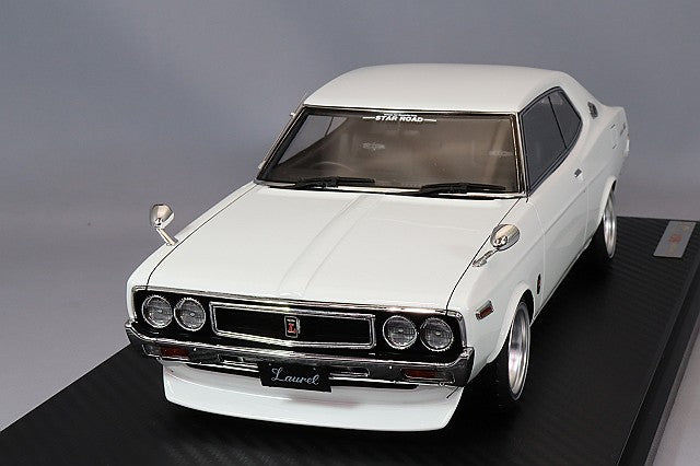 Chargez l&#39;image dans la visionneuse de la galerie, modèle d&#39;allumage 1/18 Nissan Laurel 2000SGX (C130) blanc avec roues Growster 15 pouces (argent/or) IG3010
