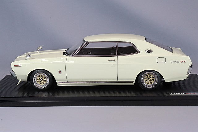 Chargez l&#39;image dans la visionneuse de la galerie, modèle d&#39;allumage 1/18 Nissan Laurel 2000SGX (C130) blanc avec roues SSR MKIII Type 14 pouces (polonais/or) IG3038
