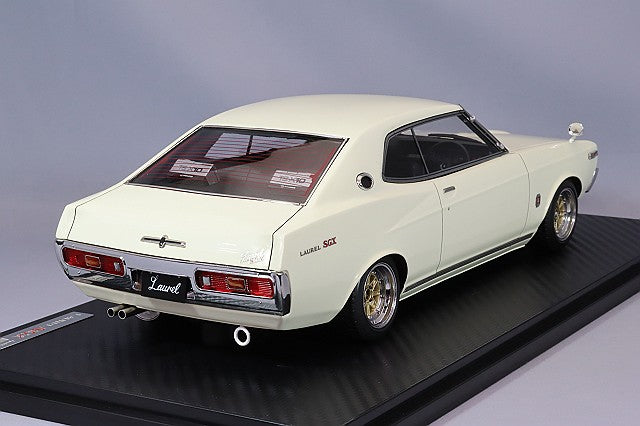 Laden Sie das Bild in Galerie -Viewer, ignition model 1/18 Nissan Laurel 2000SGX (C130) White with SSR MKIII Type 14-inch Wheels (Polish/Gold)IG3038
