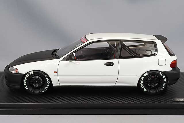 Cargue la imagen en el visor de la galería, Modelo de encendido 1/18 Honda Civic (EG6) Blanco/NegroIG3042
