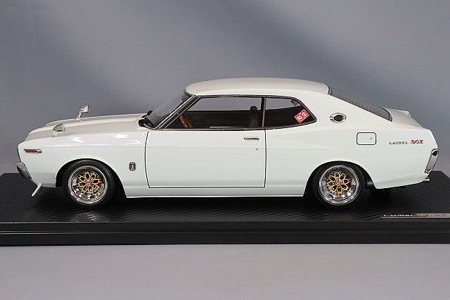 Laden Sie das Bild in Galerie -Viewer, ignition model 1/18 Nissan Laurel 2000SGX (C130) Metallic White/Purple with Yayoi 14-inch Wheels (Polish/Gold)IG3137
