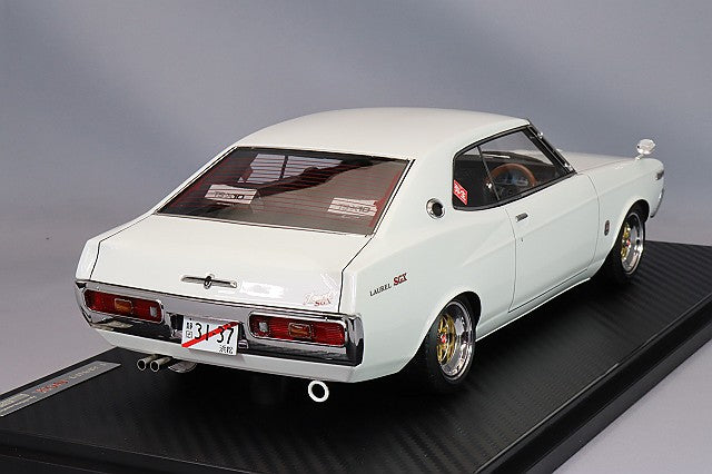 Laden Sie das Bild in Galerie -Viewer, ignition model 1/18 Nissan Laurel 2000SGX (C130) Metallic White/Purple with Yayoi 14-inch Wheels (Polish/Gold)IG3137
