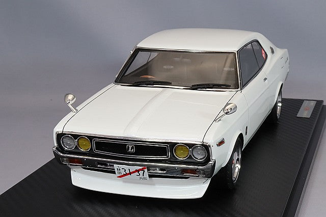 Laden Sie das Bild in Galerie -Viewer, ignition model 1/18 Nissan Laurel 2000SGX (C130) Metallic White/Purple with Yayoi 14-inch Wheels (Polish/Gold)IG3137
