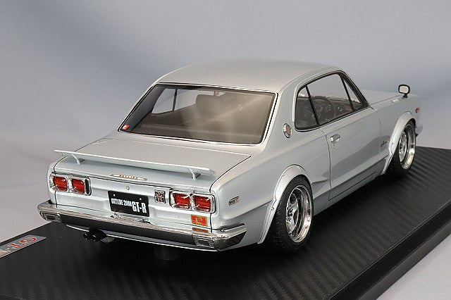 Cargue la imagen en el visor de la galería, Modelo de encendido 1/18 Nissan Skyline 2000 GT-R (KPGC10) Plata con ruedas Equip 40 tipo 15 pulgadas (polaco/plata) IG3236
