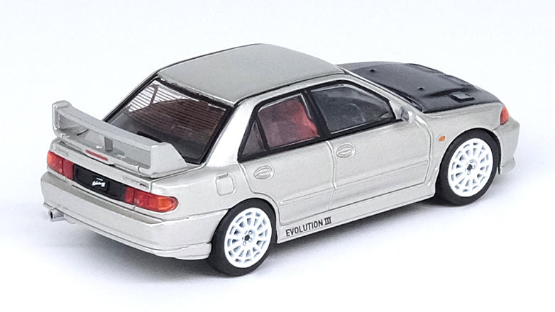 Laden Sie das Bild in Galerie -Viewer, INNO Models 1/64 Mitsubishi Lancer Evolution III Silver/Carbon Hood
