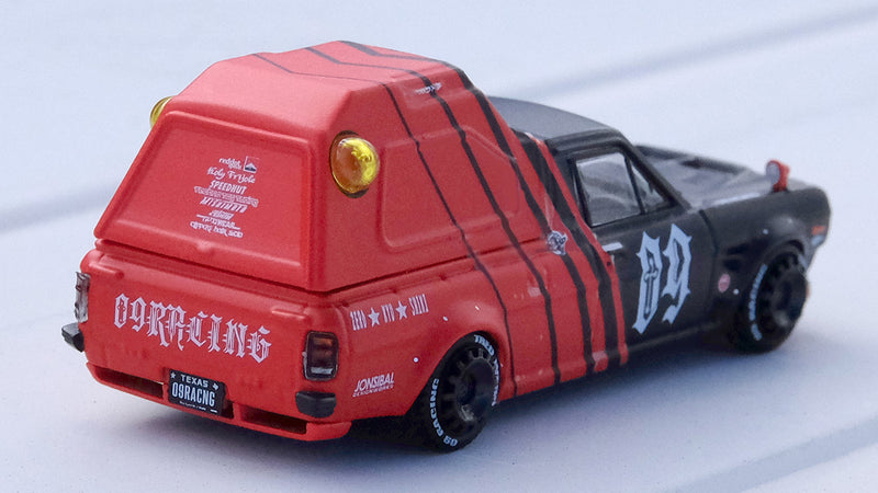 Chargez l&#39;image dans la visionneuse de la galerie, INNO Models 1/64 Nissan Sunny Truck HAKOTORA &quot;09 RACING&quot; DECEPCIONEZ Limited Package with Keychain
