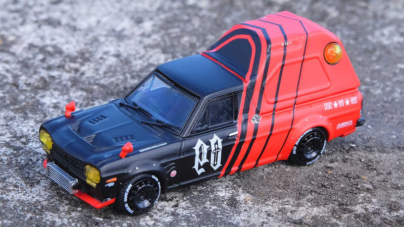 Chargez l&#39;image dans la visionneuse de la galerie, INNO Models 1/64 Nissan Sunny Truck HAKOTORA &quot;09 RACING&quot; DECEPCIONEZ Limited Package with Keychain
