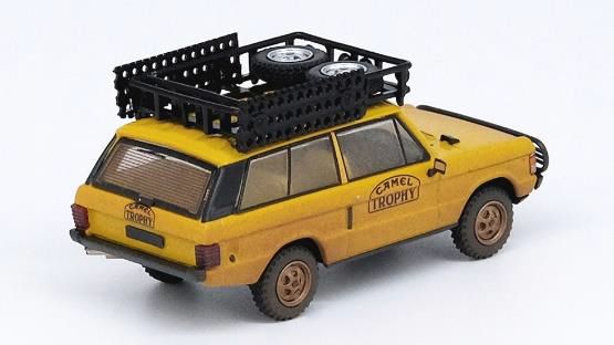 Load image into Gallery viewer, INNO Models 1/64 Range Rover Classic Camel Trophy 1982 Weathered with Toolbox (1), Fuel Tanks (4)
