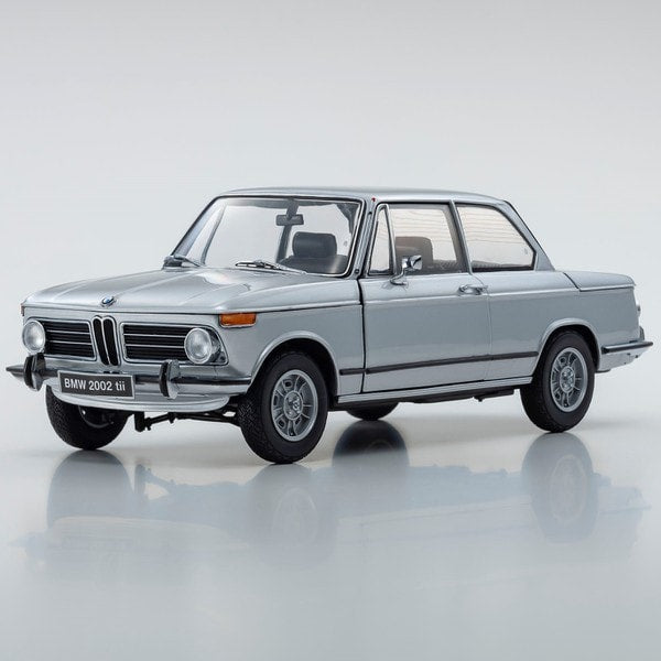 Cargue la imagen en el visor de la galería, KYOSHO KS08543S 1/18 BMW 2002 tii Plata Diecast
