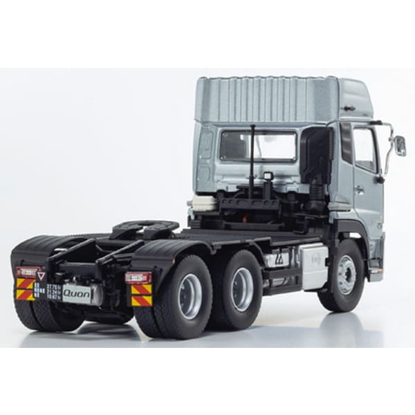 Chargez l&#39;image dans la visionneuse de la galerie, KYOSHO KS67375S 1/43 UD Quon GW 6x4 tracteur argent moulé sous pression
