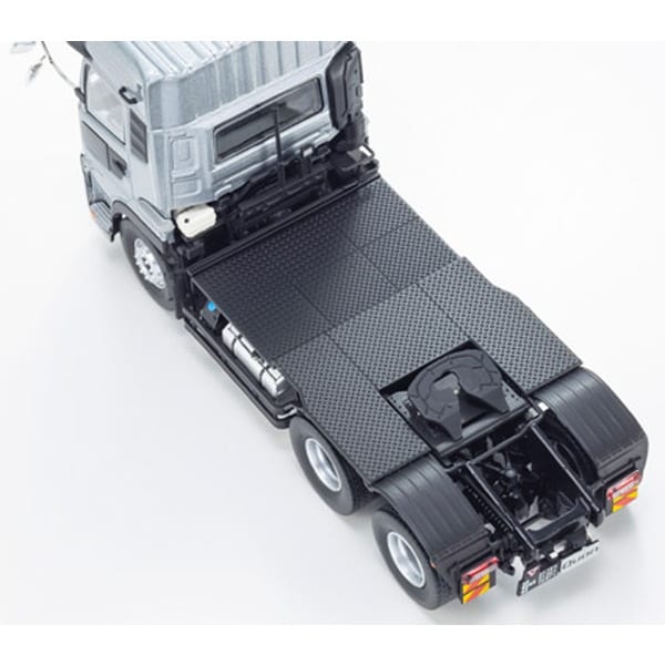 Chargez l&#39;image dans la visionneuse de la galerie, KYOSHO KS67375S 1/43 UD Quon GW 6x4 tracteur argent moulé sous pression
