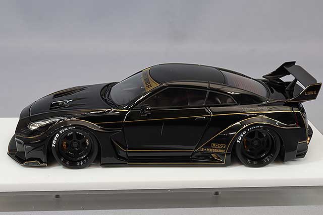 Cargue la imagen en el visor de la galería, EIDOLON 1/43 LB-Silhouette Works GT 35GT-RR Black/Gold Stripe
